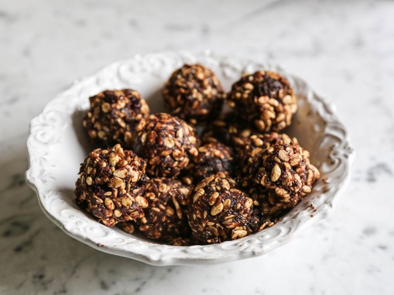 No-Bake Peanut Butter Cacao Energy Balls (Healthy + 10 Minutes)
